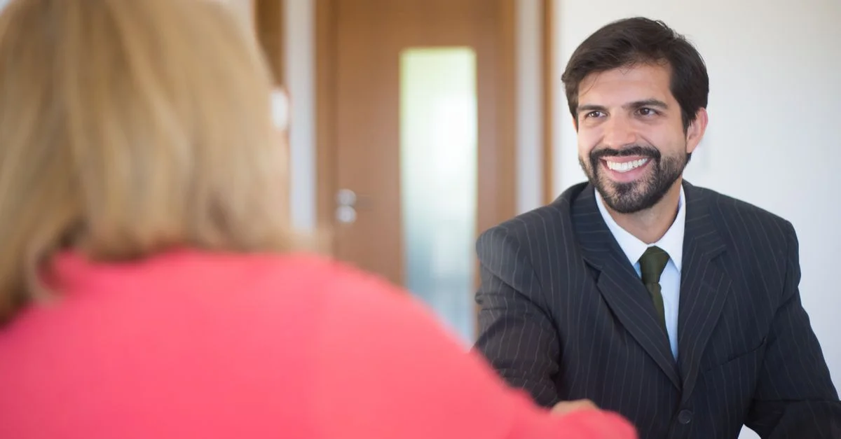 Homme d'affaires professionnel souriant et se serrant la main lors d'une réunion dans un bureau.