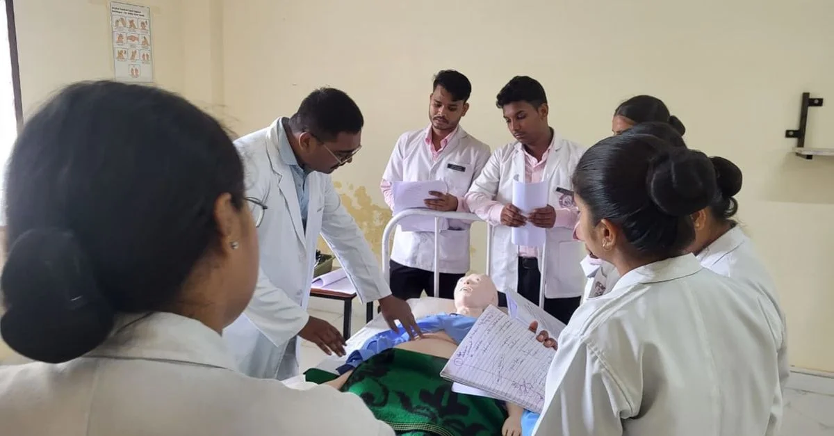 Un groupe d'étudiants en médecine à Lucknow engagés dans un apprentissage pratique.