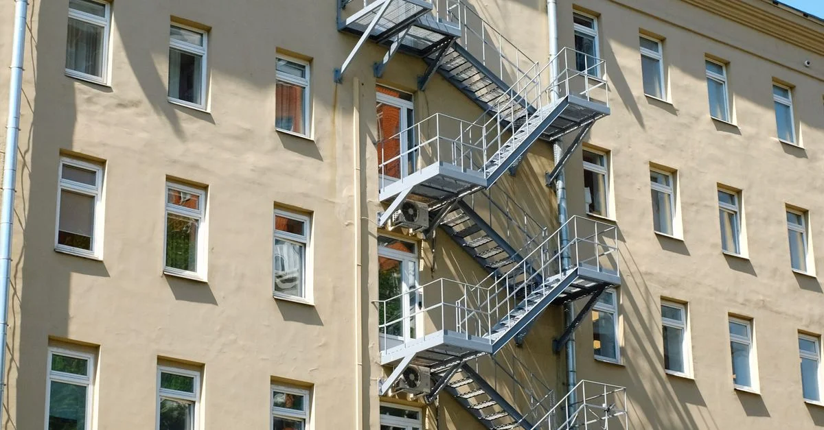 Vue latérale d'un classique immeuble d'appartements à Moscou avec échelle de secours et plusieurs fenêtres.