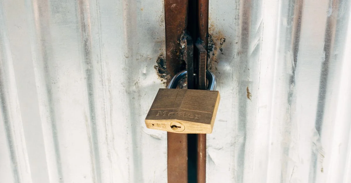 Un cadenas robuste sécurisant un portail métallique, mettant en avant la sécurité.