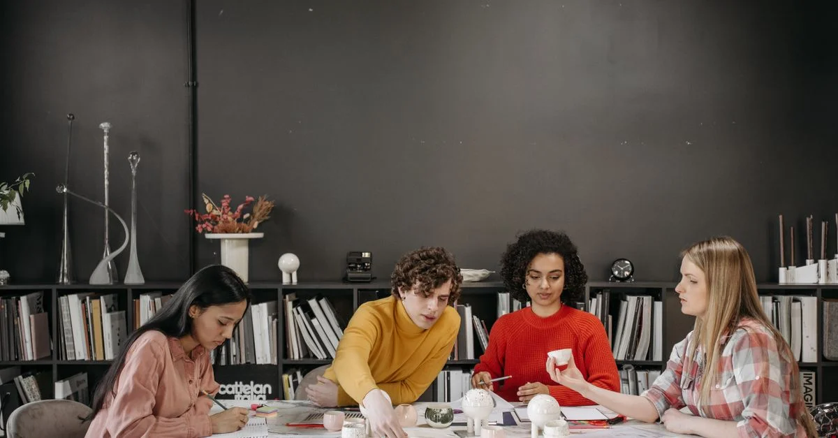 Équipe diverse collaborant dans un espace de bureau élégant, axée sur des projets créatifs et des stratégies.