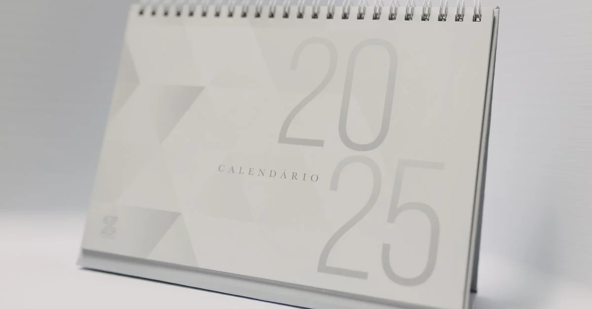 Calendrier de bureau minimaliste 2025 au design moderne, parfait pour planifier et organiser votre année.